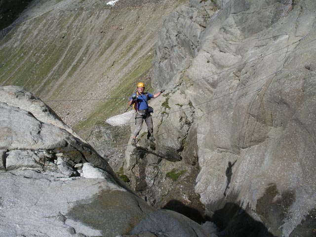 Gletscherstube-Klettersteig: Axel auf der Seilbrücke