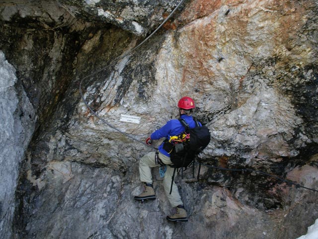 Johann-Klettersteig: Mathias im Einstiegsüberhang (7. Juni)