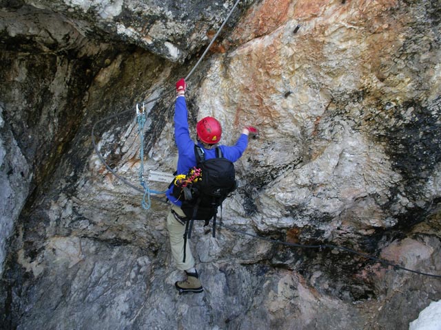 Johann-Klettersteig: Mathias im Einstiegsüberhang (7. Juni)