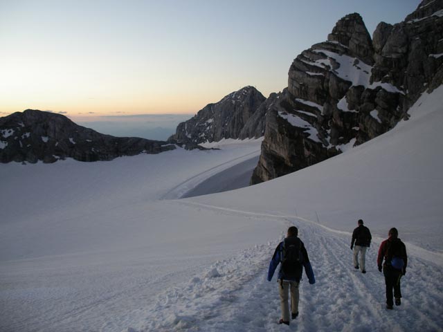 Daniela, Erich und Irene am Hallstätter Gletscher zwischen Seethaler Hütte und Hunerkogel (8. Juni)