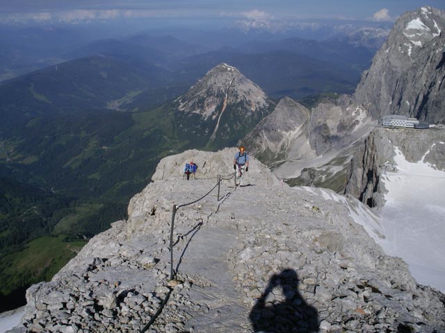 Westgrat-Klettersteig: Irene, Mathias und Erich zwischen Austriascharte und Kleinem Koppenkarstein (8. Juni)