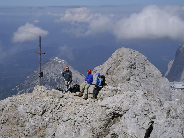 Westgrat-Klettersteig: Erich, Mathias und Irene am Großen Koppenkarstein, 2.865 m (8. Juni)