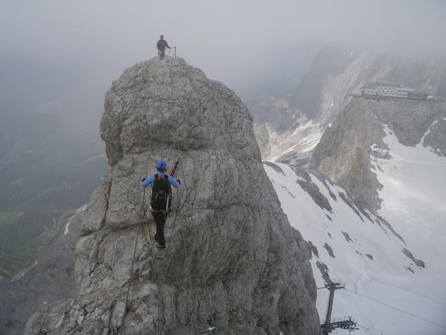 Westgrat-Klettersteig: Irene auf der Seilbrücke (8. Juni)