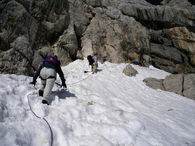 Erich, Mathias und Irene am Hallstätter Gletscher zwischen Randkluftanstieg und Schulteranstieg (9. Juni)