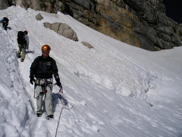 Irene, Mathias und Erich am Hallstätter Gletscher zwischen Randkluftanstieg und Schulteranstieg (9. Juni)