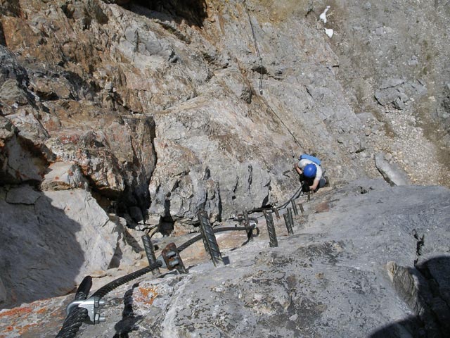 Sky Walk-Klettersteig: Irene am Beginn des sehr steilen Pfeilers (9. Juni)