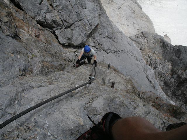 Sky Walk-Klettersteig: Irene zwischen der Wandpassage mit Riss und dem überhängenden Pfeiler (9. Juni)