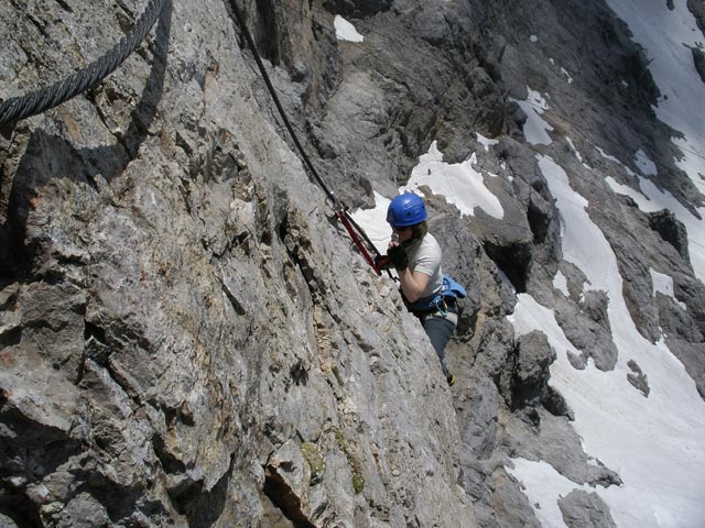 Sky Walk-Klettersteig: Irene am Beginn des überhängenden Pfeilers (9. Juni)