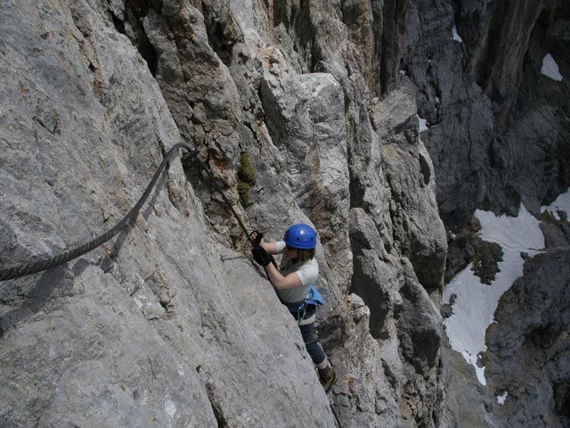 Sky Walk-Klettersteig: Irene am Ende des überhängenden Pfeilers (9. Juni)