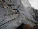 Sky Walk-Klettersteig: Irene zwischen der Wandpassage mit Riss und dem überhängenden Pfeiler (9. Juni)