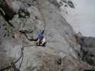 Sky Walk-Klettersteig: Irene zwischen der Wandpassage mit Riss und dem überhängenden Pfeiler (9. Juni)