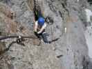 Sky Walk-Klettersteig: Irene zwischen der Wandpassage mit Riss und dem überhängenden Pfeiler (9. Juni)