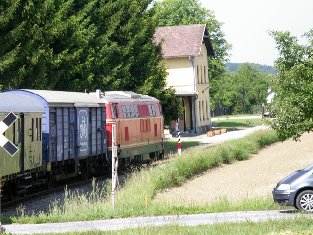 2143.35 mit EZ 16308 bei der Einfahrt in die Haltestelle Geras-Kottaun