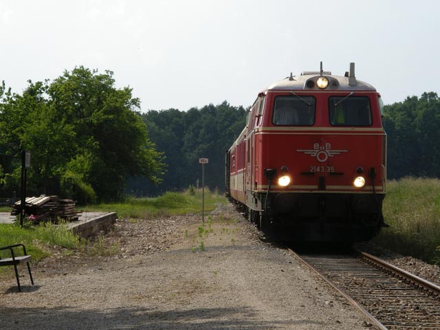 2143.35 mit EZ 16311 bei der Einfahrt in die Haltestelle Geras-Kottaun