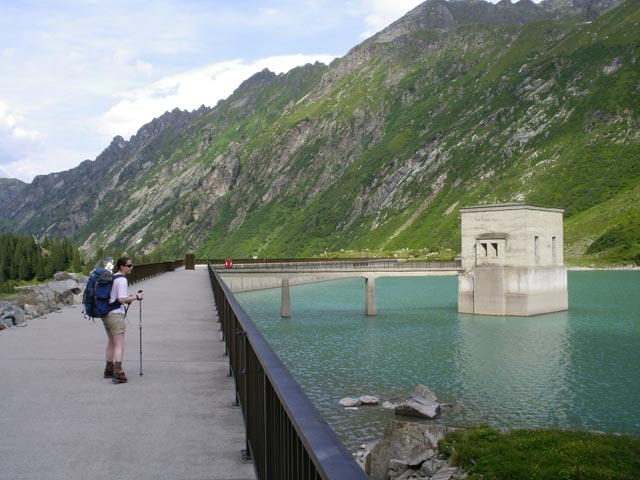 Daniela auf der Mauer des Vermuntstausees