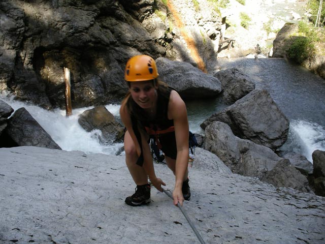 &Ouml;TK-Klettersteig: Theresa zwischen Einstieg und erster Br&uuml;cke (7. Juli)
