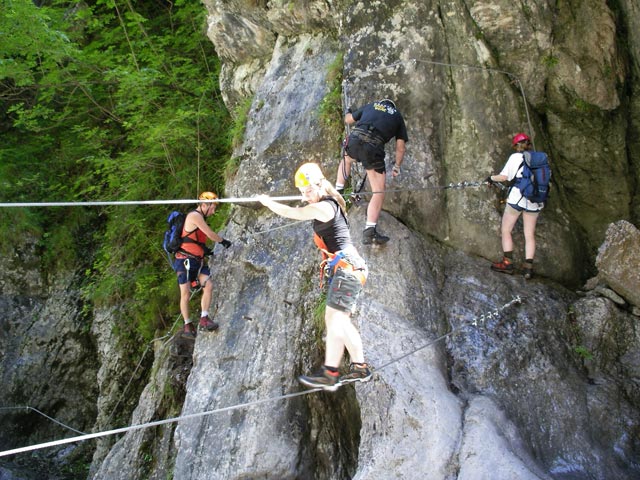 &Ouml;TK-Klettersteig: Erich, Theresa, Norbert und Daniela bei der ersten Br&uuml;cke (7. Juli)