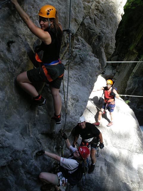 &Ouml;TK-Klettersteig: Theresa, Daniela, Nobert und Erich zwischen erster und zweiter Br&uuml;cke (7. Juli)