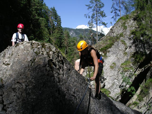 &Ouml;TK-Klettersteig: Daniela und Theresa zwischen zweiter und dritter Br&uuml;cke (7. Juli)