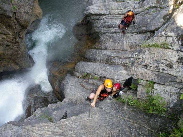 ÖTK-Klettersteig: Theresa, Daniela und Erich bei der ersten Wehranlage (7. Juli)