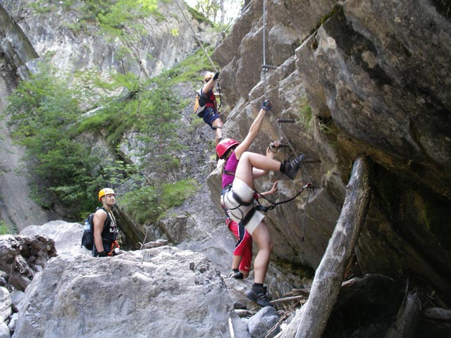 &Ouml;TK-Klettersteig: Wolfgang, Tobias und Doris bei der Schl&uuml;sselstelle (7. Juli)