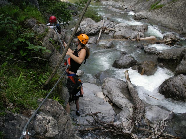 &Ouml;TK-Klettersteig: Daniela und Theresa zwischen Schl&uuml;sselstelle und zweiter Wehranlage (7. Juli)