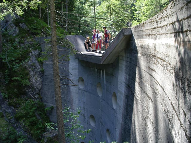 ÖTK-Klettersteig: Wolfgang, Doris, Christoph und Tobias auf der zweiten Wehranlage (7. Juli)