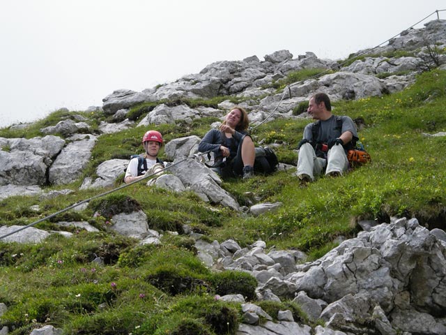 Winkelturm-Klettersteig: Daniela, Doris und Erich im Ausstieg (8. Juli)