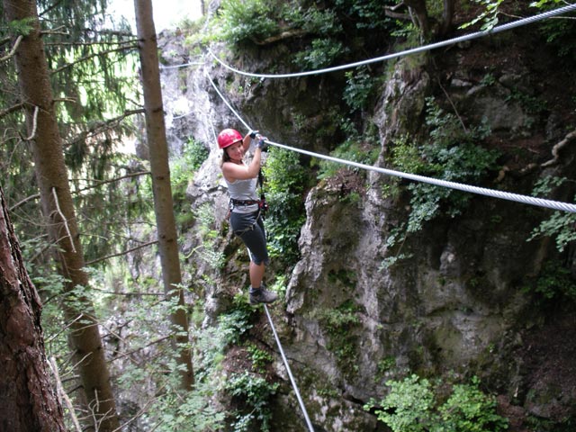Koflwand-Klettersteig: Doris auf der Seilbr&uuml;cke (8. Juli)