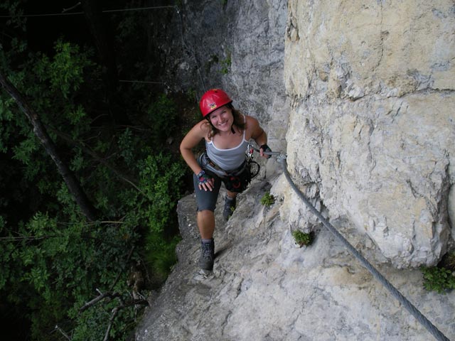 Koflwand-Klettersteig: Doris nach der Seilbr&uuml;cke (8. Juli)