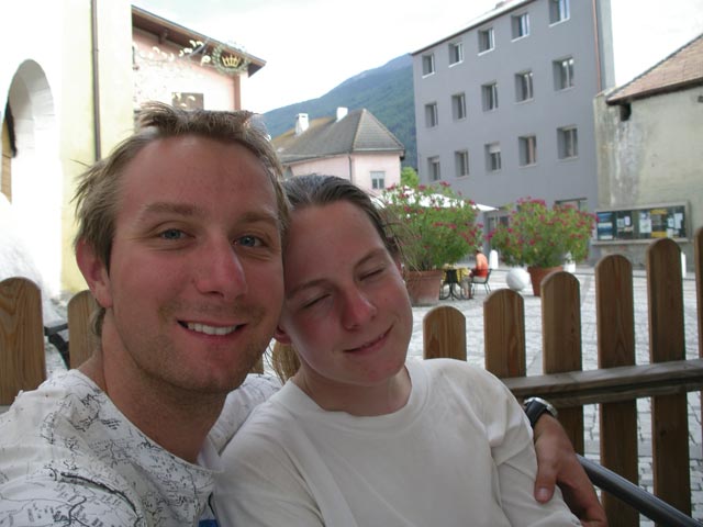 Ich und Daniela am Hauptplatz von Laas, 868 m (23. Juli)