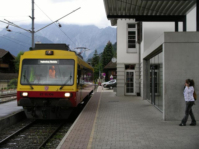 ET 10.109 mit R 8957 bei der Einfahrt in den Bahnhof Schruns (1. Juli)