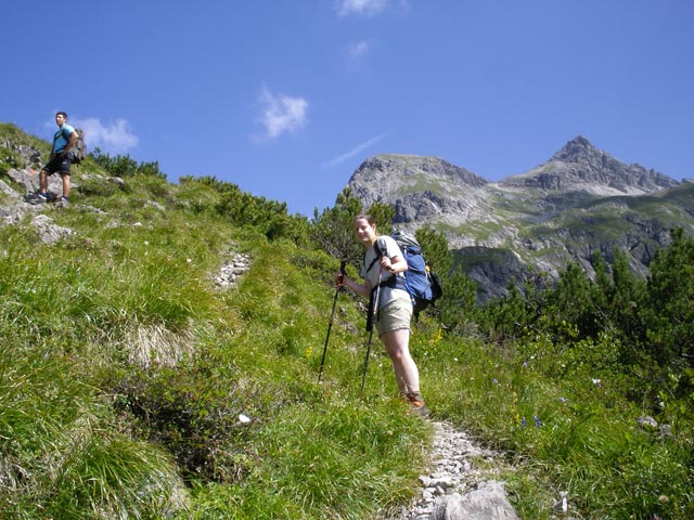 Wolfgang und Daniela auf Weg 438 zwischen Oberer Roßgumpenalpe und Mädelejoch (4. Aug.)