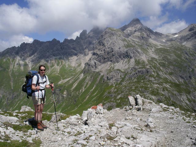 Daniela auf Weg 432 zwischen Mädelejoch und Kratzerjoch (4. Aug.)