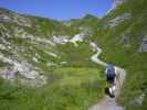 Wolfgang, Theresa und Daniela auf Weg 438 zwischen Oberer Roßgumpenalpe und Mädelejoch (4. Aug.)