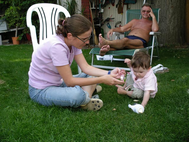 Katrin, Anja-Liv und Papa im Garten meiner Eltern