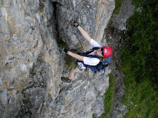 Klettersteig Ost: Daniela in der Schl&uuml;sselstelle