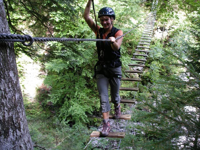 Postalmklamm-Klettersteig: Marlies auf der Seufzerbrücke