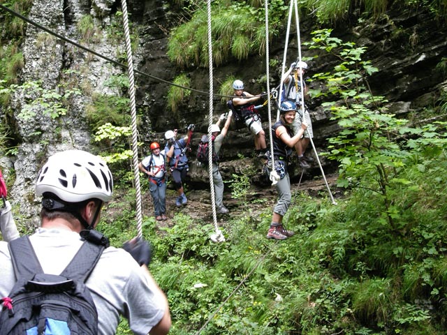 Postalmklamm-Klettersteig: Marlies auf der Hangelbr&uuml;cke