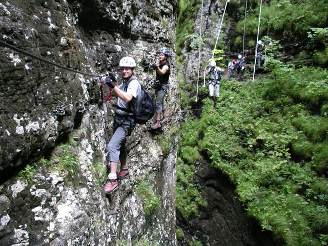 Postalmklamm-Klettersteig: Andreas und Marlies nach der Hangelbr&uuml;cke