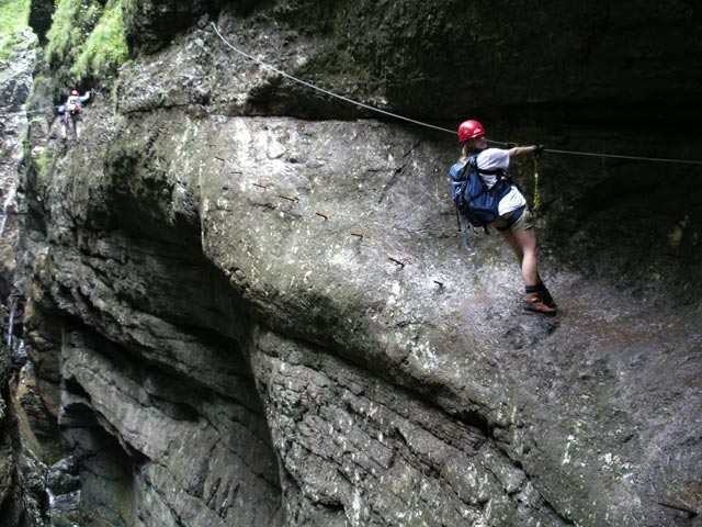 Postalmklamm-Klettersteig: Daniela in den H&ouml;hlenquerungen