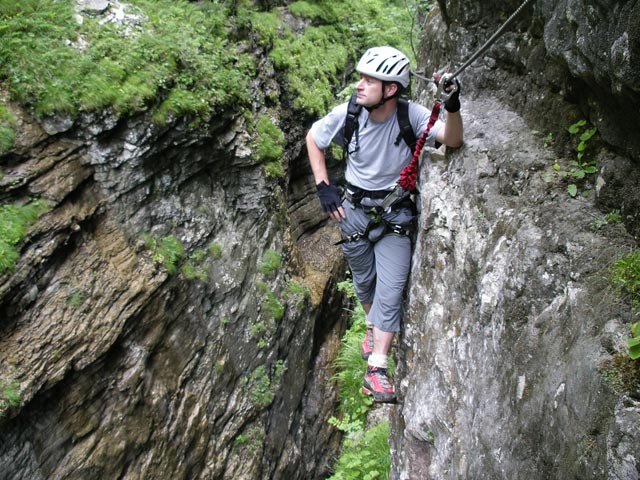 Postalmklamm-Klettersteig: Andreas zwischen Spiegel und Wasserfallbr&uuml;cke