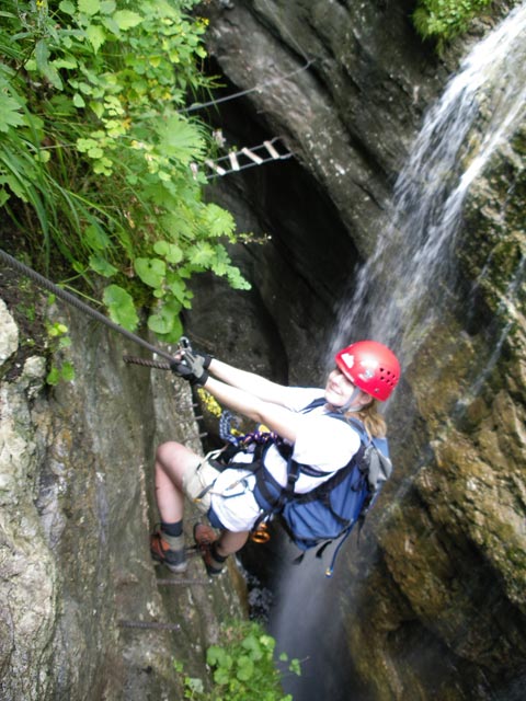 Postalmklamm-Klettersteig: Daniela vor der Wasserfallbr&uuml;cke