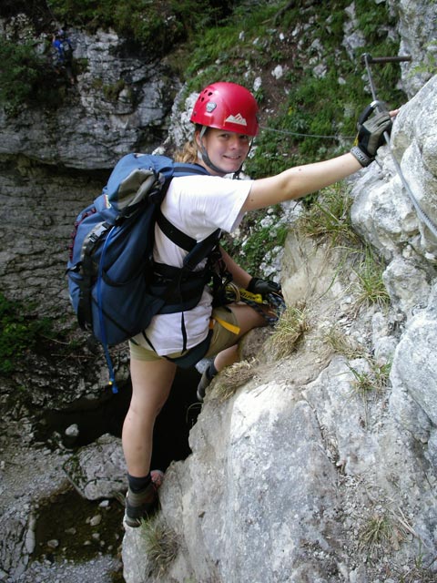 Postalmklamm-Klettersteig: Daniela vor der Dschungelbrücke