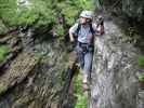 Postalmklamm-Klettersteig: Andreas zwischen Spiegel und Wasserfallbrücke