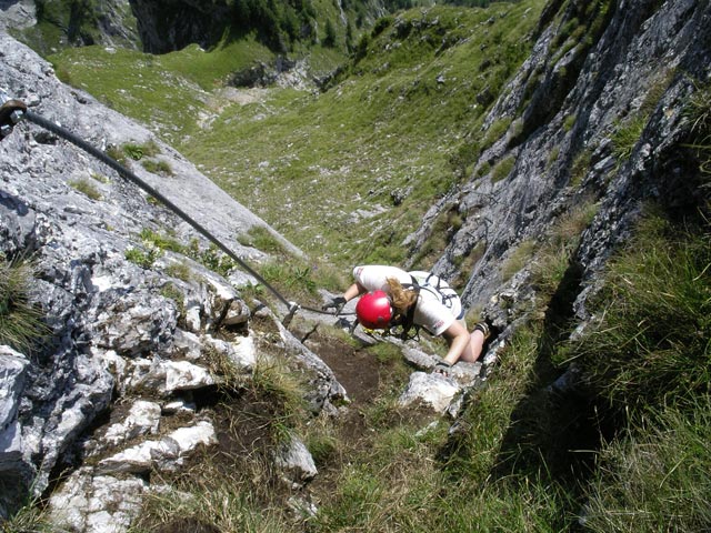 Ro&szlig;lochh&ouml;hlen-Klettersteig: Daniela im Abstieg