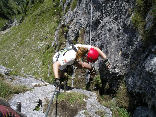 Ro&szlig;lochh&ouml;hlen-Klettersteig: Daniela im Abstieg