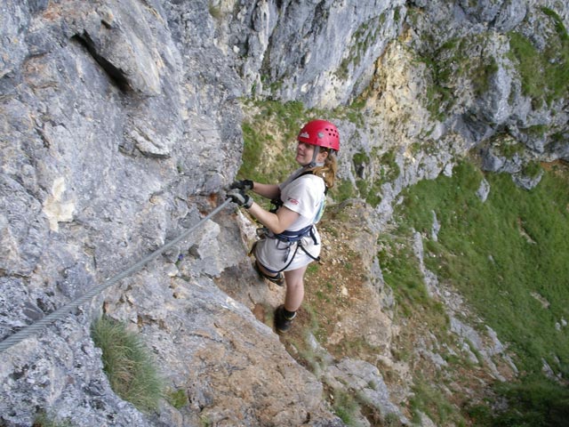 Ro&szlig;lochh&ouml;hlen-Klettersteig: Daniela im Abstieg