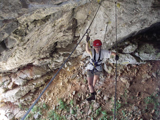 Roßlochhöhlen-Klettersteig: Daniela auf der Seilbrücke