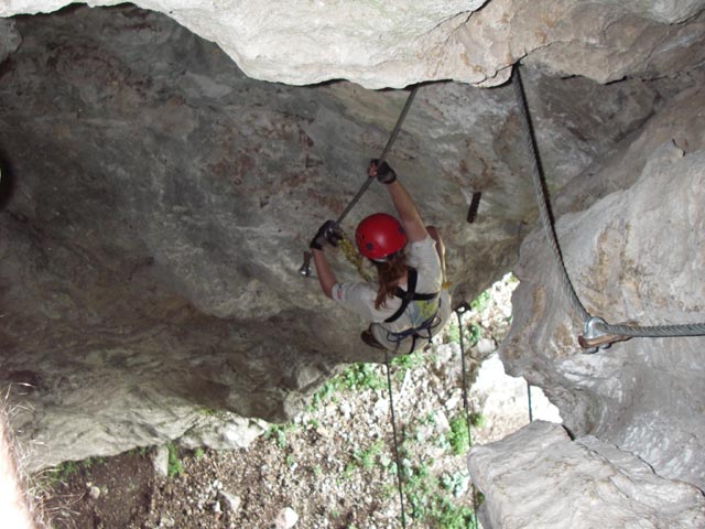 Ro&szlig;lochh&ouml;hlen-Klettersteig: Daniela in der H&ouml;hle